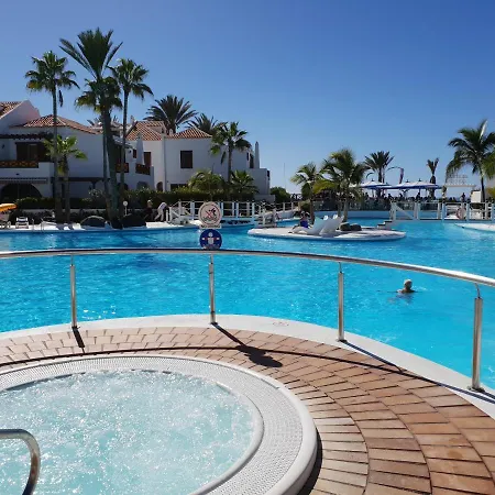 No 2 Close To Sea And Beach With Heated Pool, Wifi, Balcony With Seaview Apartmán