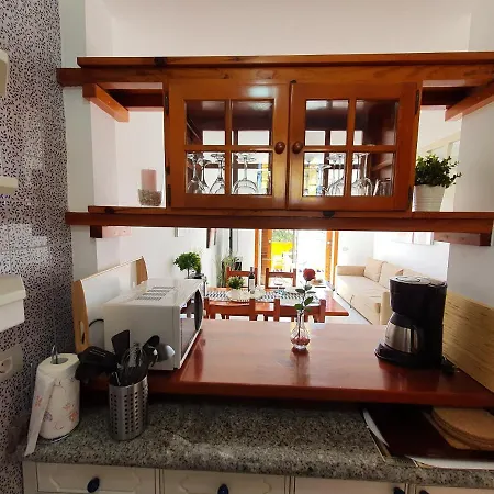 No 2 Close To Sea And Beach With Heated Pool, Wifi, Balcony With Seaview Apartmán *