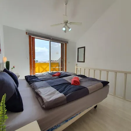No 2 Close To Sea And Beach With Heated Pool, Wifi, Balcony With Seaview Apartmán