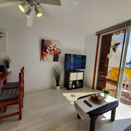 No 2 Close To Sea And Beach With Heated Pool, Wifi, Balcony With Seaview Apartmán Arona (Tenerife)