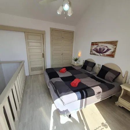 No 2 Close To Sea And Beach With Heated Pool, Wifi, Balcony With Seaview Apartmán